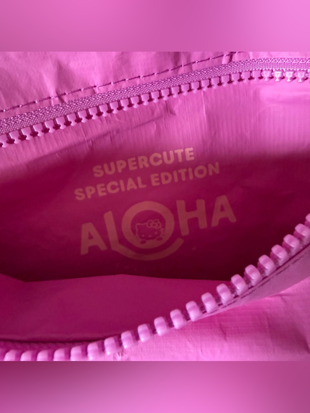 ALOHA Collection x Hello Kitty Hawaii Exclusive Reversible Holo Holo Tote Bag - Picture 7 of 16